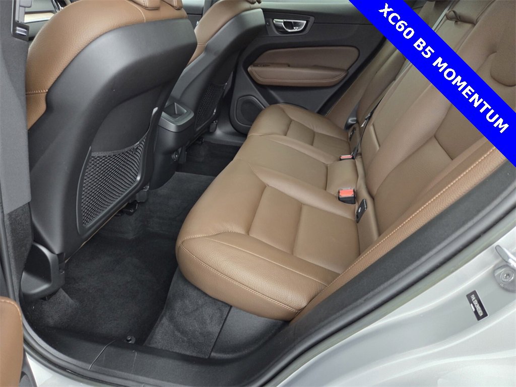 Used 2022 Volvo XC60 B5 Momentum image 31