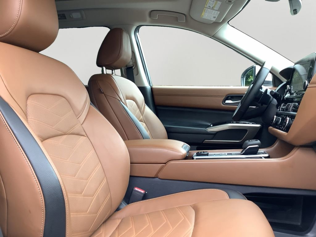 Used 2024 Nissan Pathfinder Platinum image 12