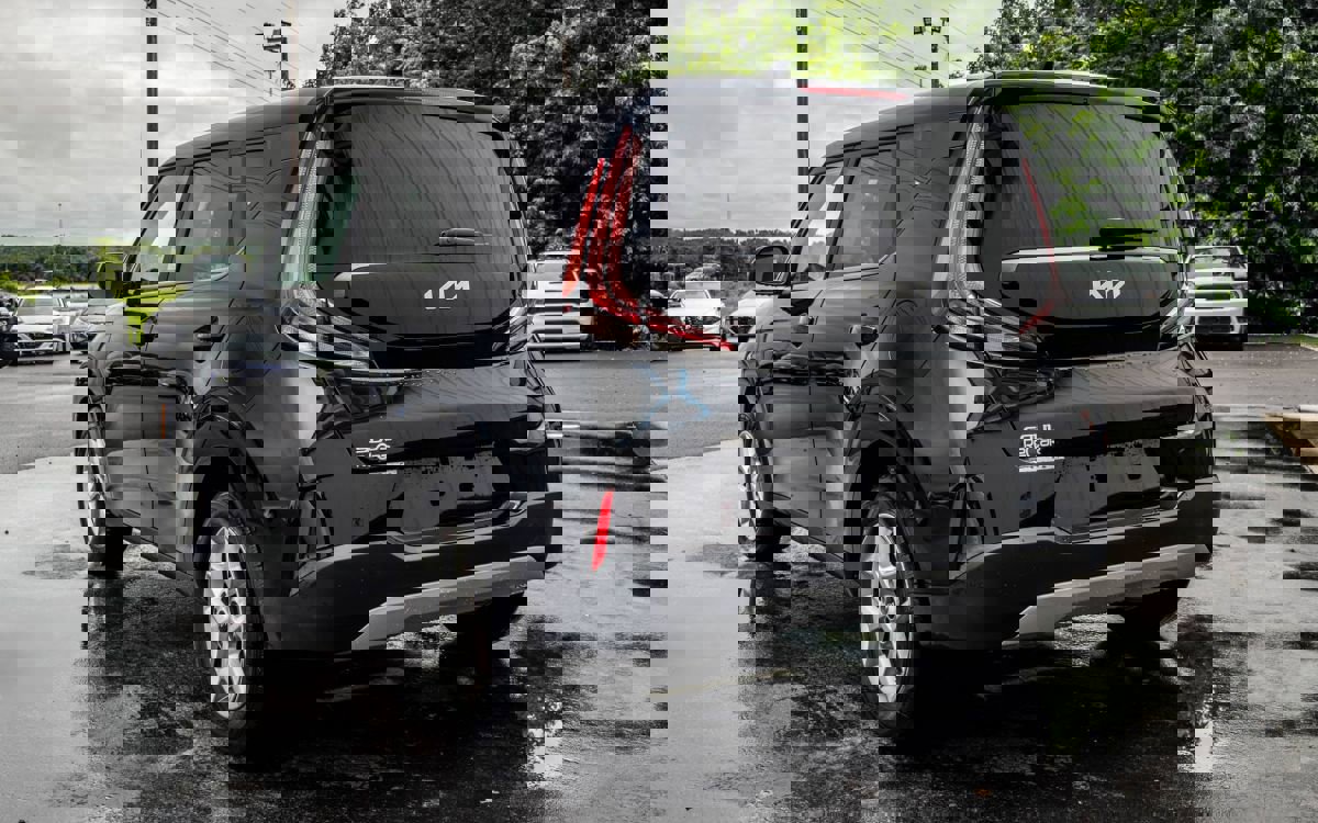 Used 2023 Kia Soul LX w/ LX Technology Package image 3