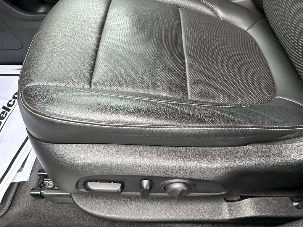 Used 2020 GMC Acadia SLT w/ Driver Alert Package II image 12