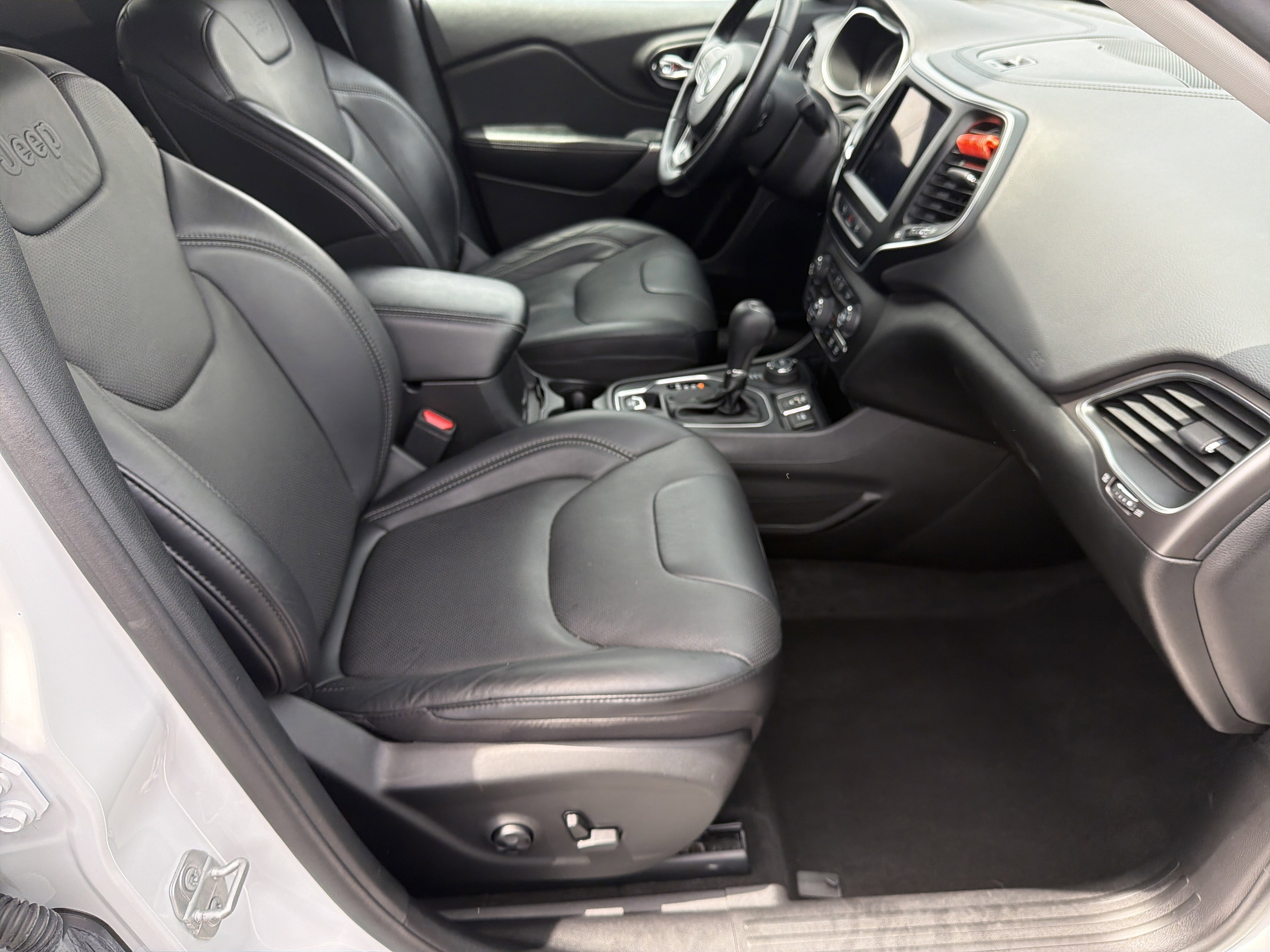 Used 2021 Jeep Cherokee Latitude Lux w/ Comfort/Convenience Group AWD/4WD image 16