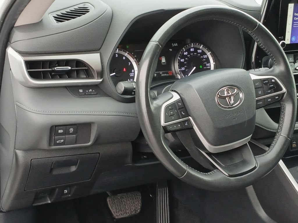 Used 2024 Toyota Highlander LE FWD image 18