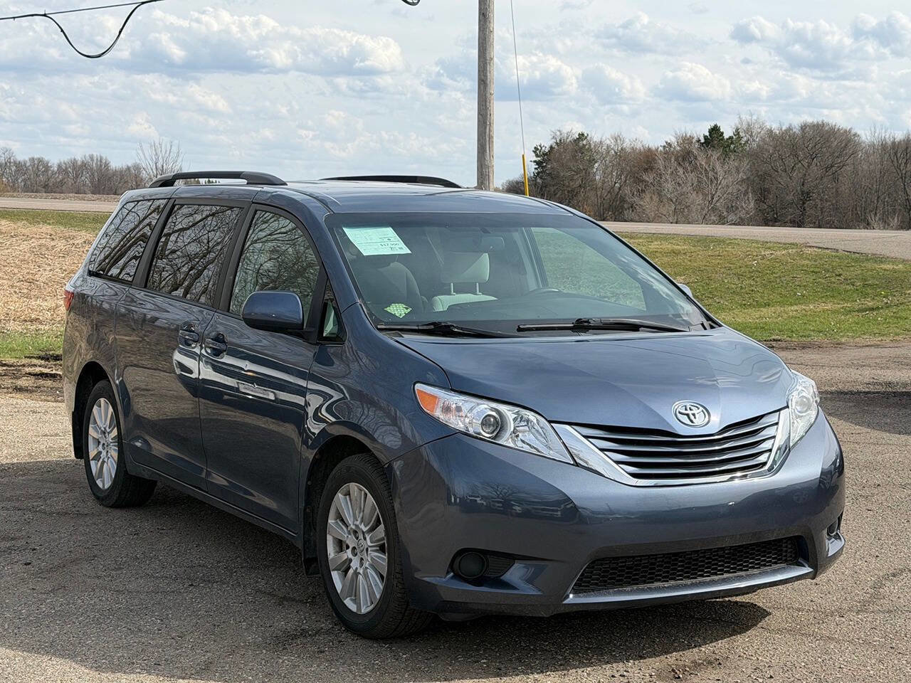 Used 2017 Toyota Sienna LE image 3