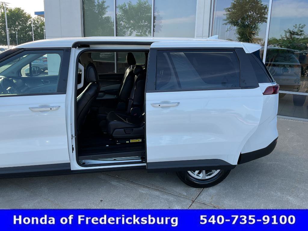 Used 2024 Kia Carnival LX FWD image 16