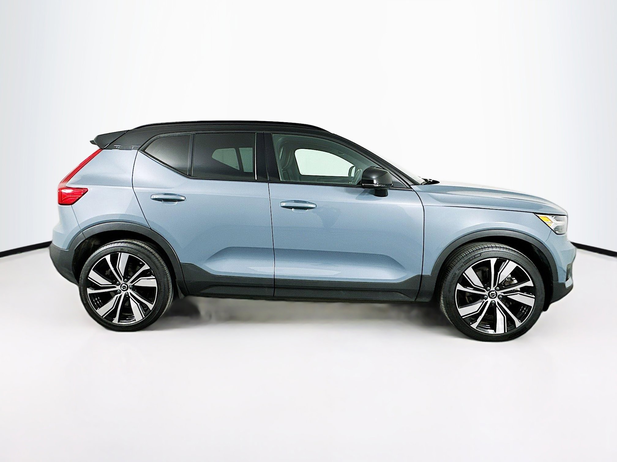 Used 2021 Volvo XC40 P8 Recharge w/ Advanced Package image 10