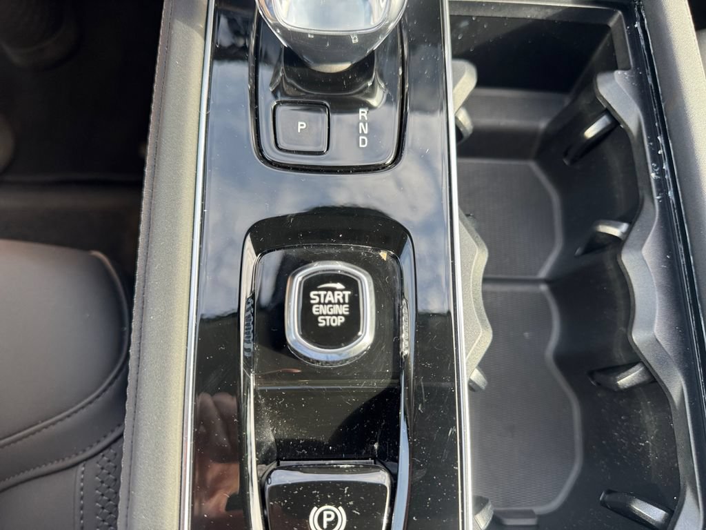 Certified 2025 Volvo XC90 B5 Core AWD/4WD image 18
