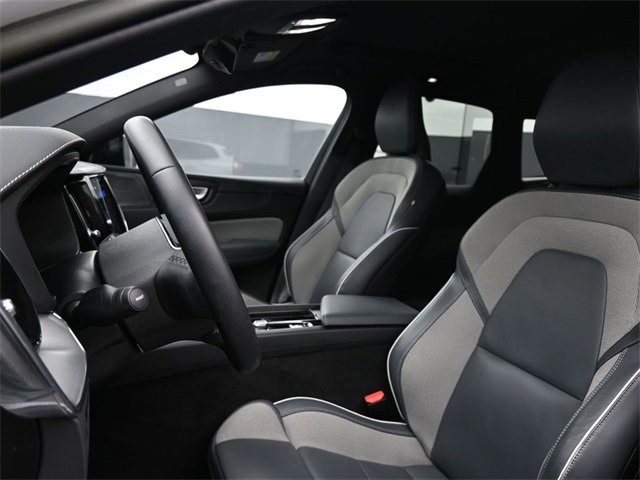 Used 2022 Volvo XC60 B6 R-Design w/ Protection Package Premier image 9