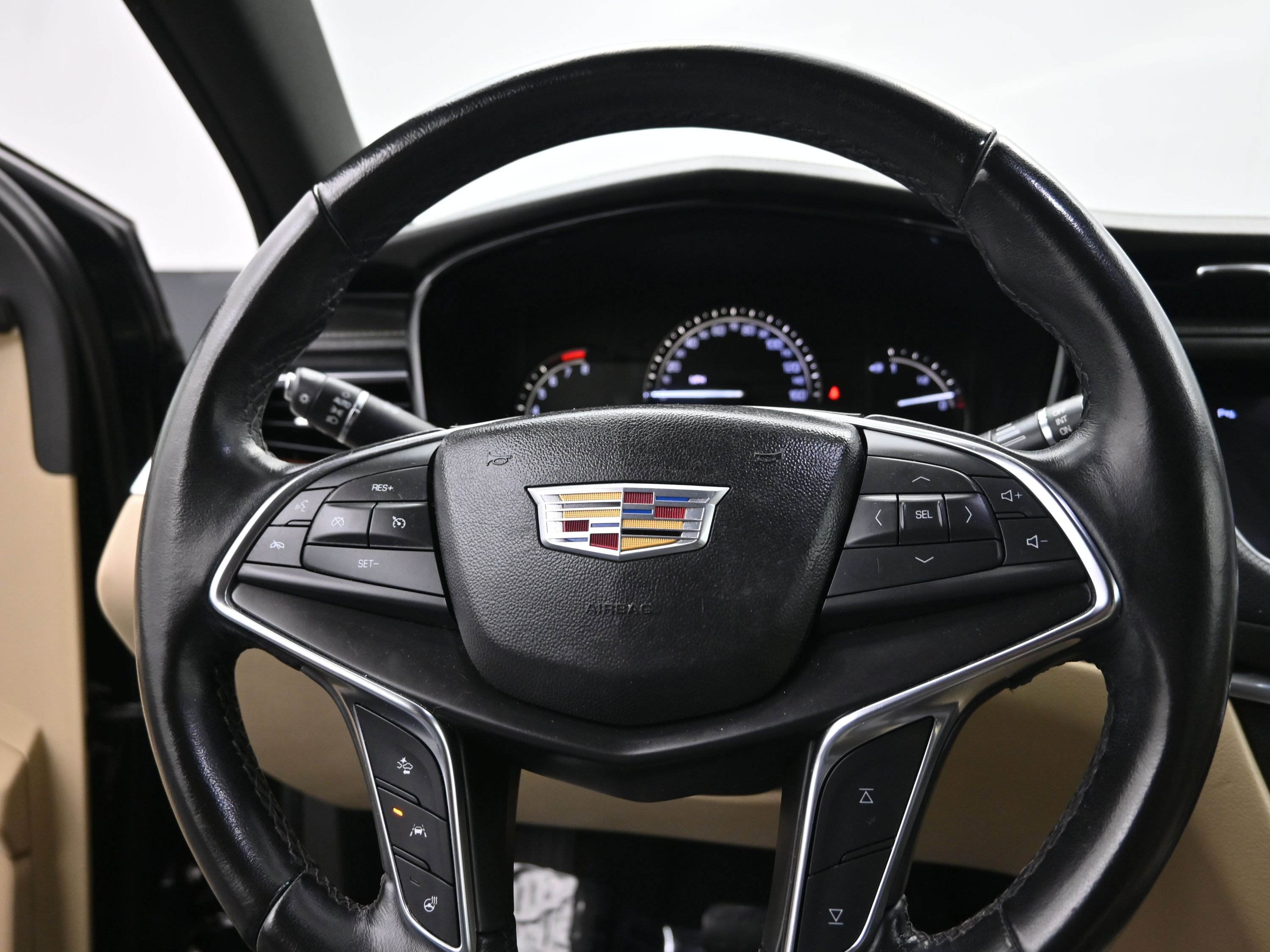 Used 2018 Cadillac XT5 Luxury w/ Driver Awareness Package image 19