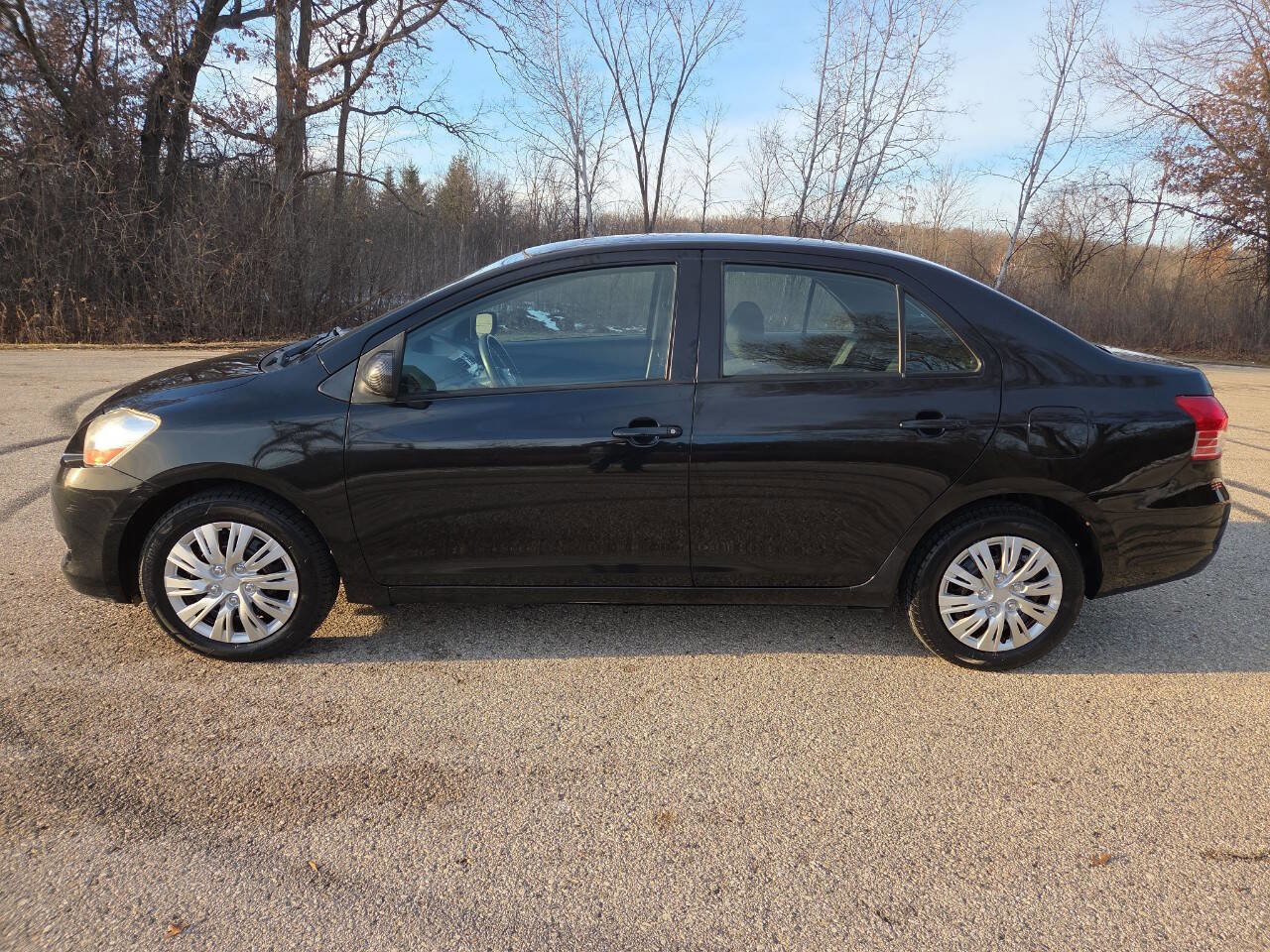Used 2010 Toyota Yaris Sedan image 4