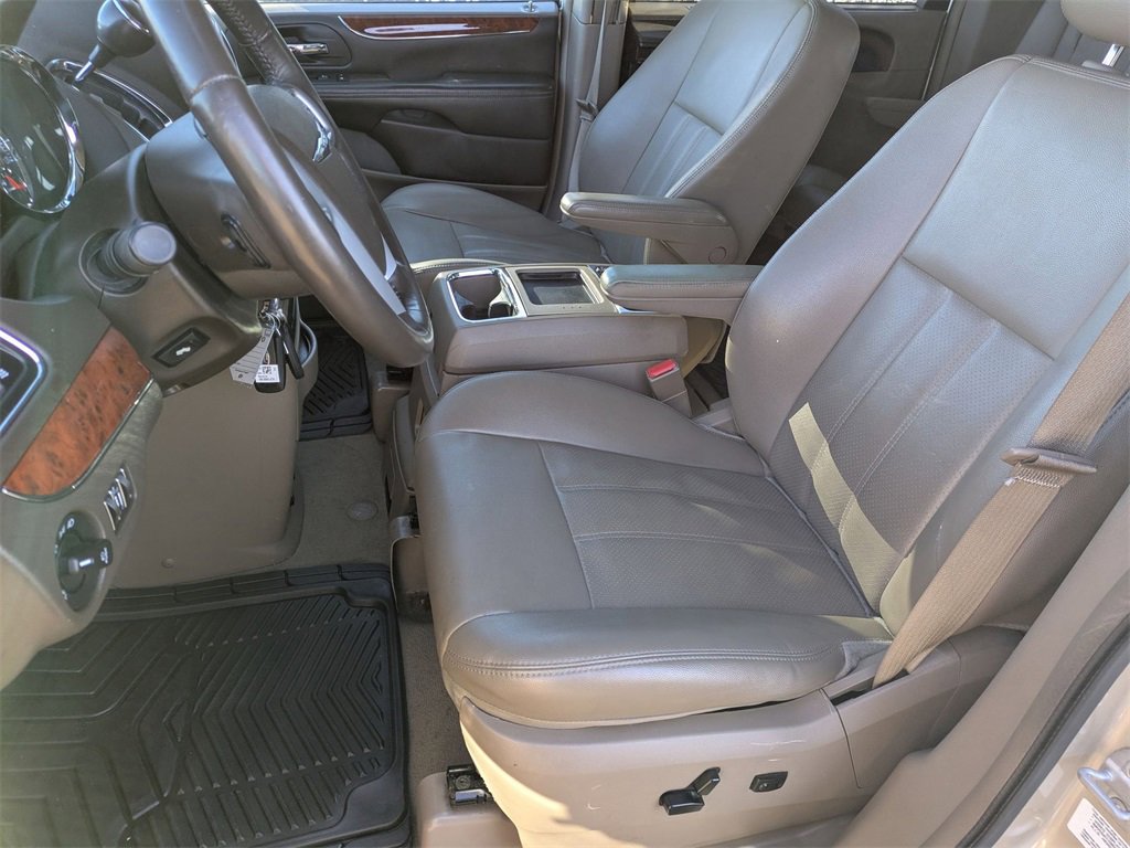 Used 2014 Chrysler Town & Country Touring-L w/ Driver Convenience Group image 16