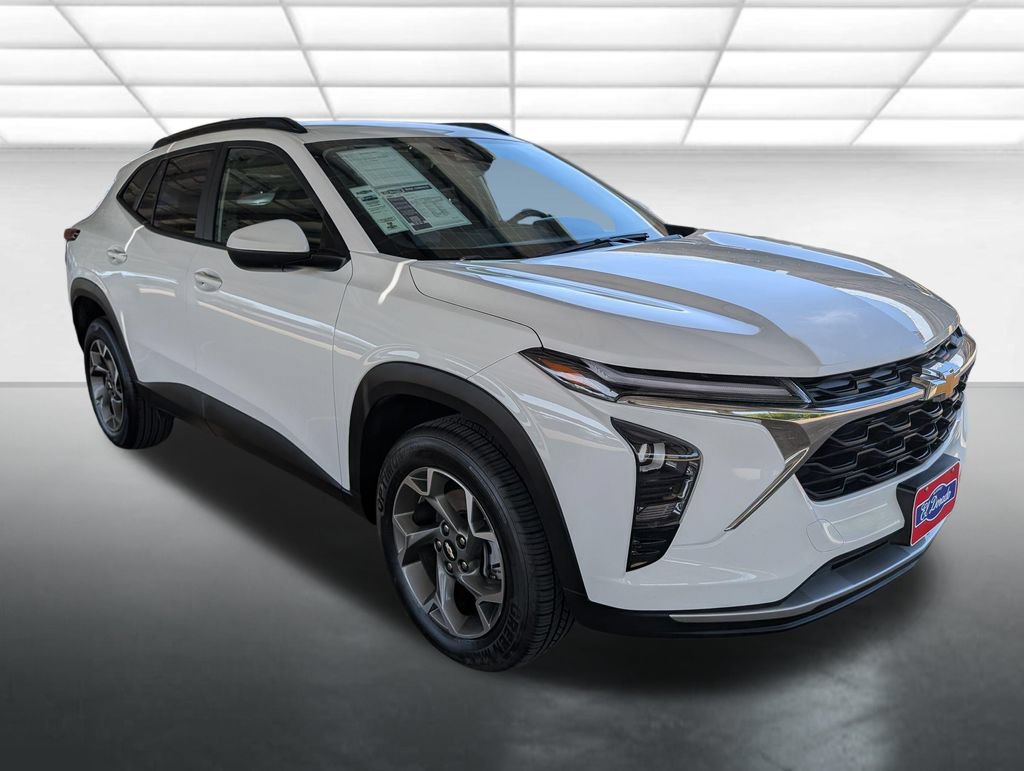 Certified 2025 Chevrolet Trax LT FWD image 1