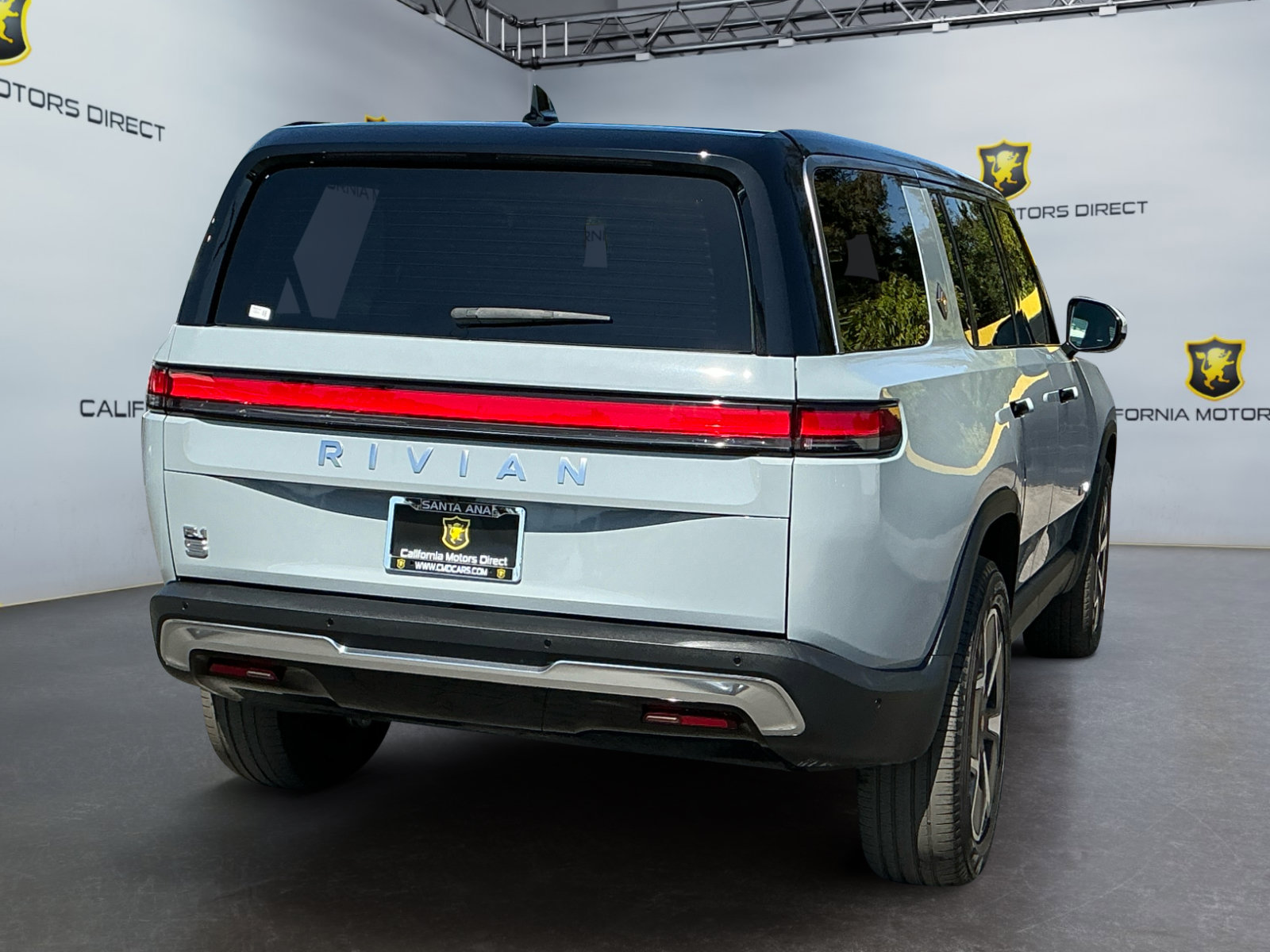 Used 2024 Rivian R1S Adventure Dual AWD/4WD image 5