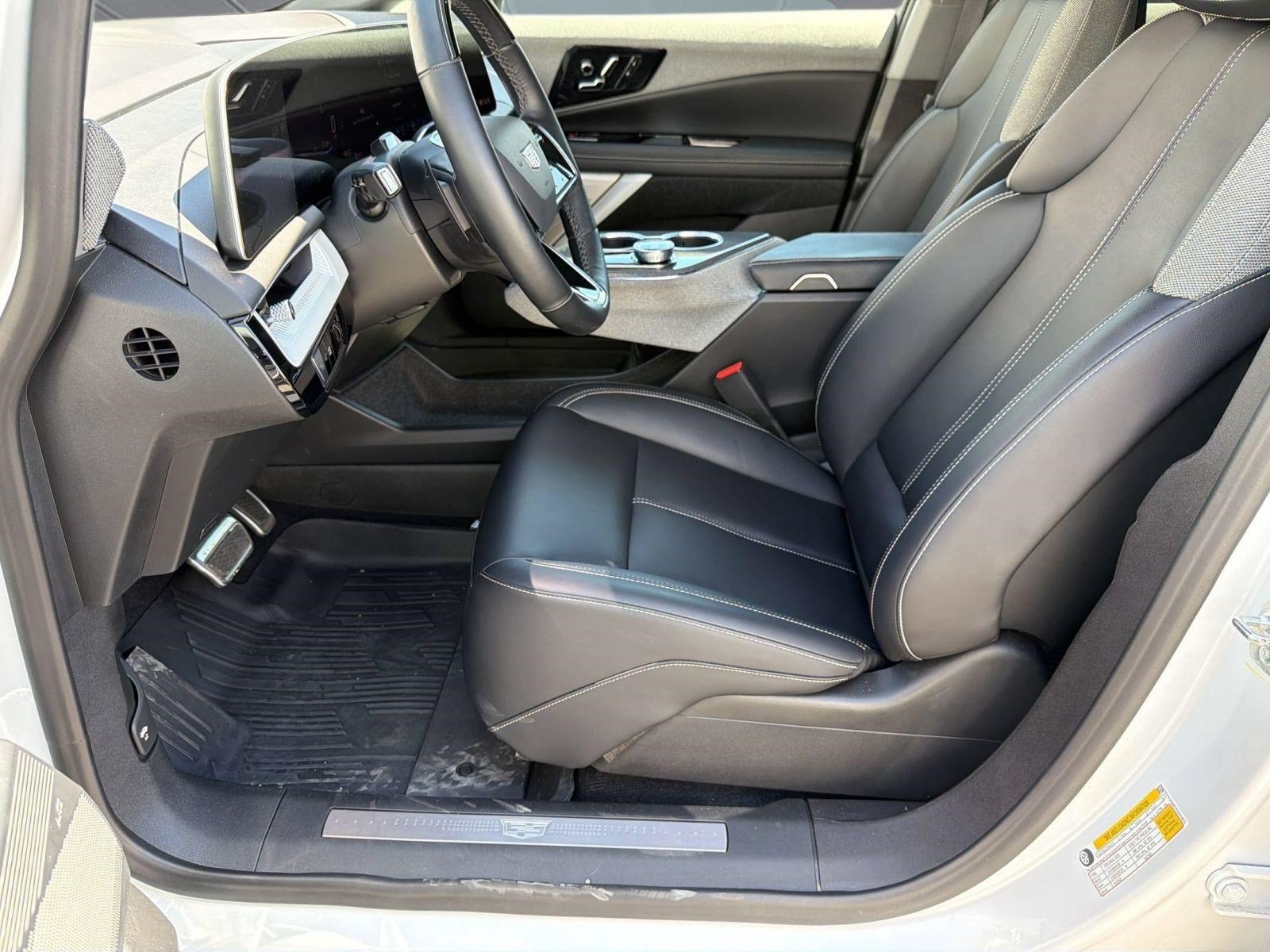 Certified 2025 Cadillac Optiq Sport 1 w/ LPO, Floor Liner Package AWD/4WD image 4