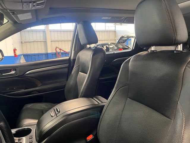 Used 2017 Toyota Highlander Limited Platinum w/ Carpet Mat Package AWD/4WD image 24