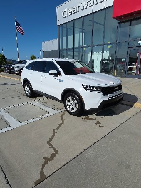 Used 2023 Kia Sorento LX FWD image 2