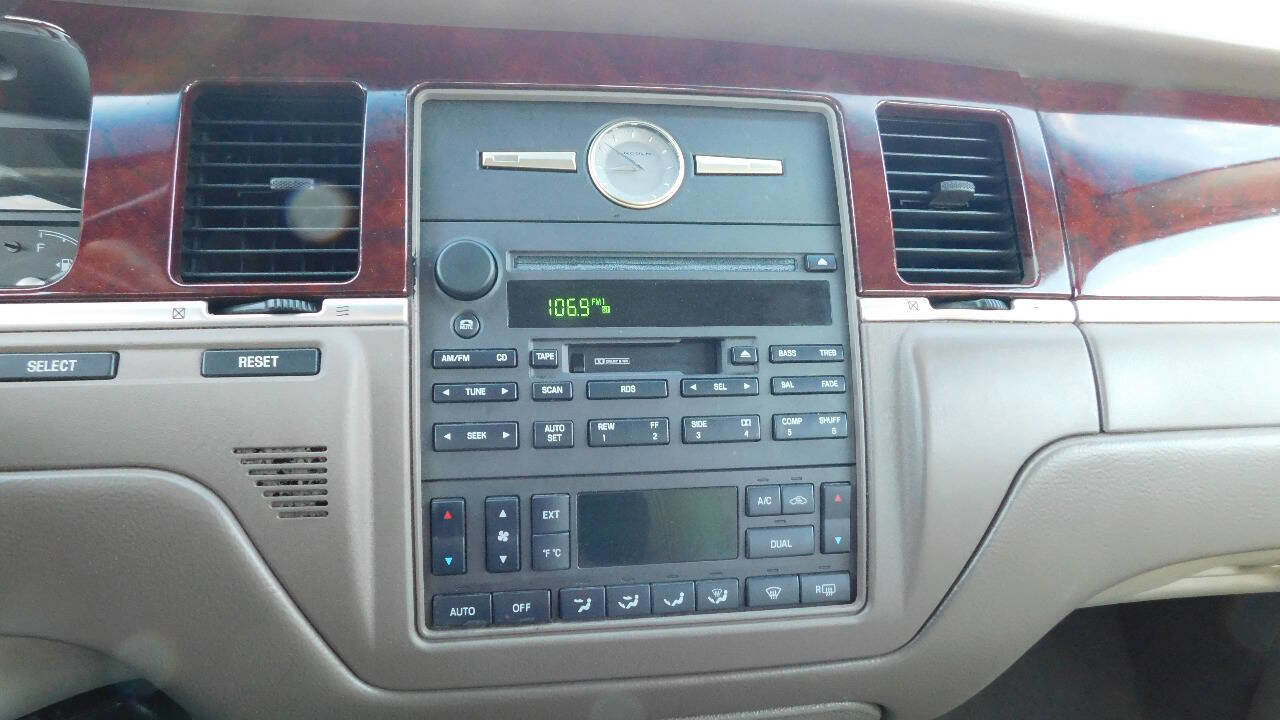 Used 2004 Lincoln Town Car Signature image 27