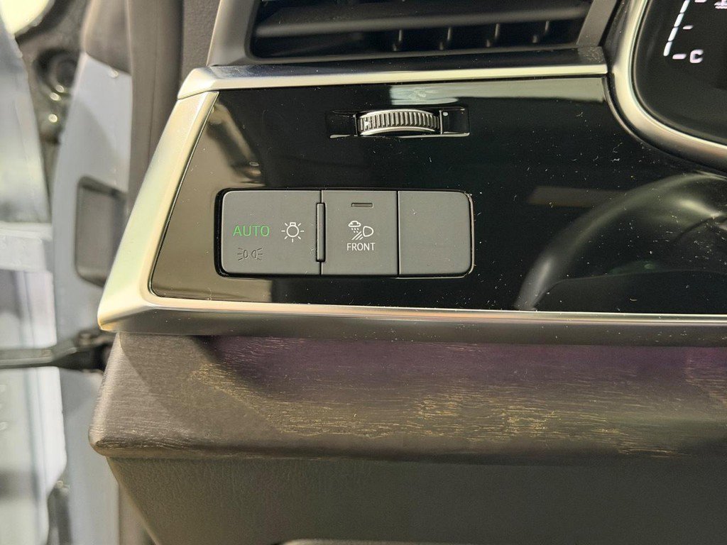 Used 2022 Audi Q8 Premium Plus w/ Premium Plus Package AWD/4WD image 18