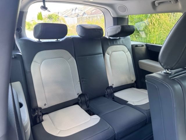 Certified 2024 Land Rover Defender 130 X-Dynamic SE AWD/4WD image 19