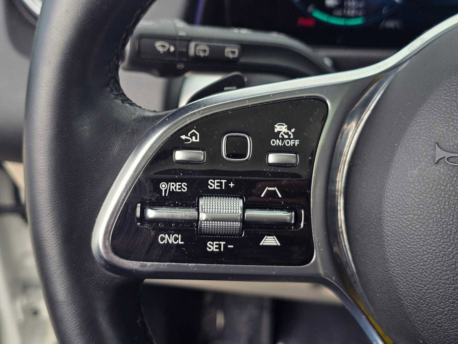 Used 2023 Mercedes-Benz EQB 300 4MATIC image 34