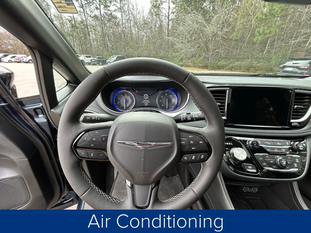 Used 2025 Chrysler Pacifica Limited image 32