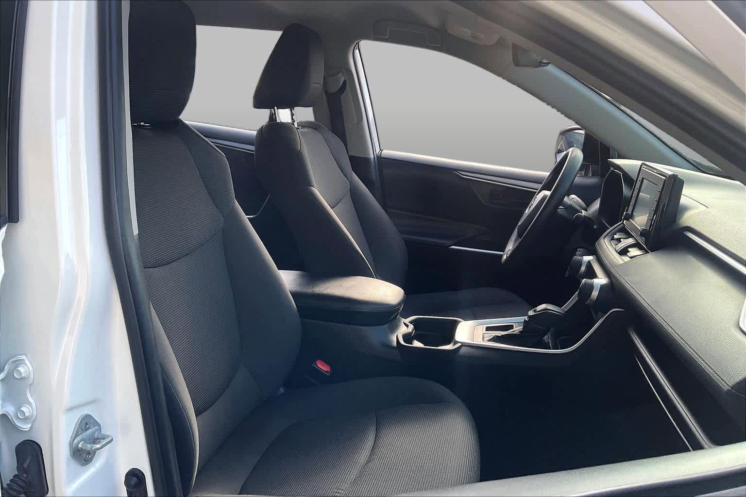 Used 2019 Toyota RAV4 LE FWD image 9