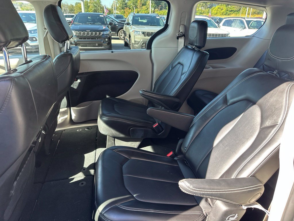 Used 2024 Chrysler Pacifica Touring-L FWD image 10
