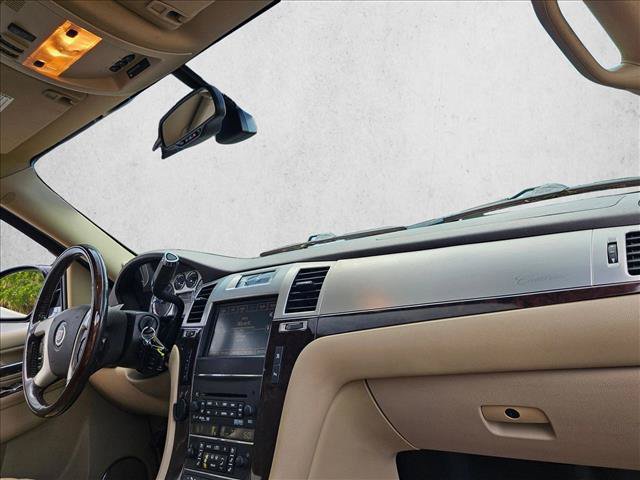 Used 2011 Cadillac Escalade Luxury RWD image 22