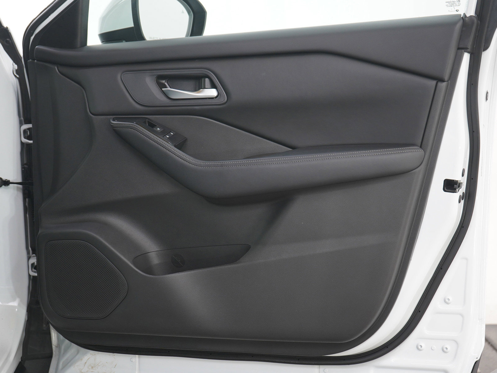 Used 2025 Nissan Rogue SV image 12