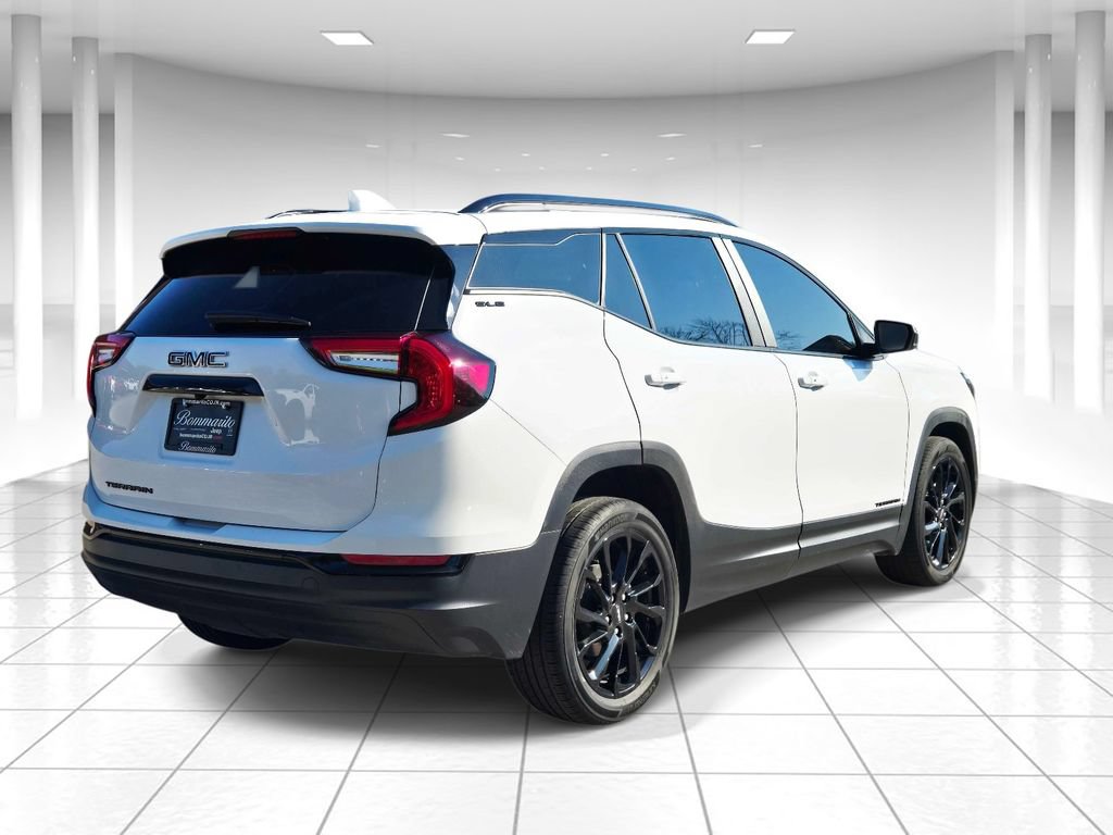 Used 2024 GMC Terrain SLE w/ Driver Convenience Package FWD image 3
