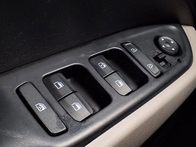 Certified 2025 Hyundai Venue SEL FWD image 24