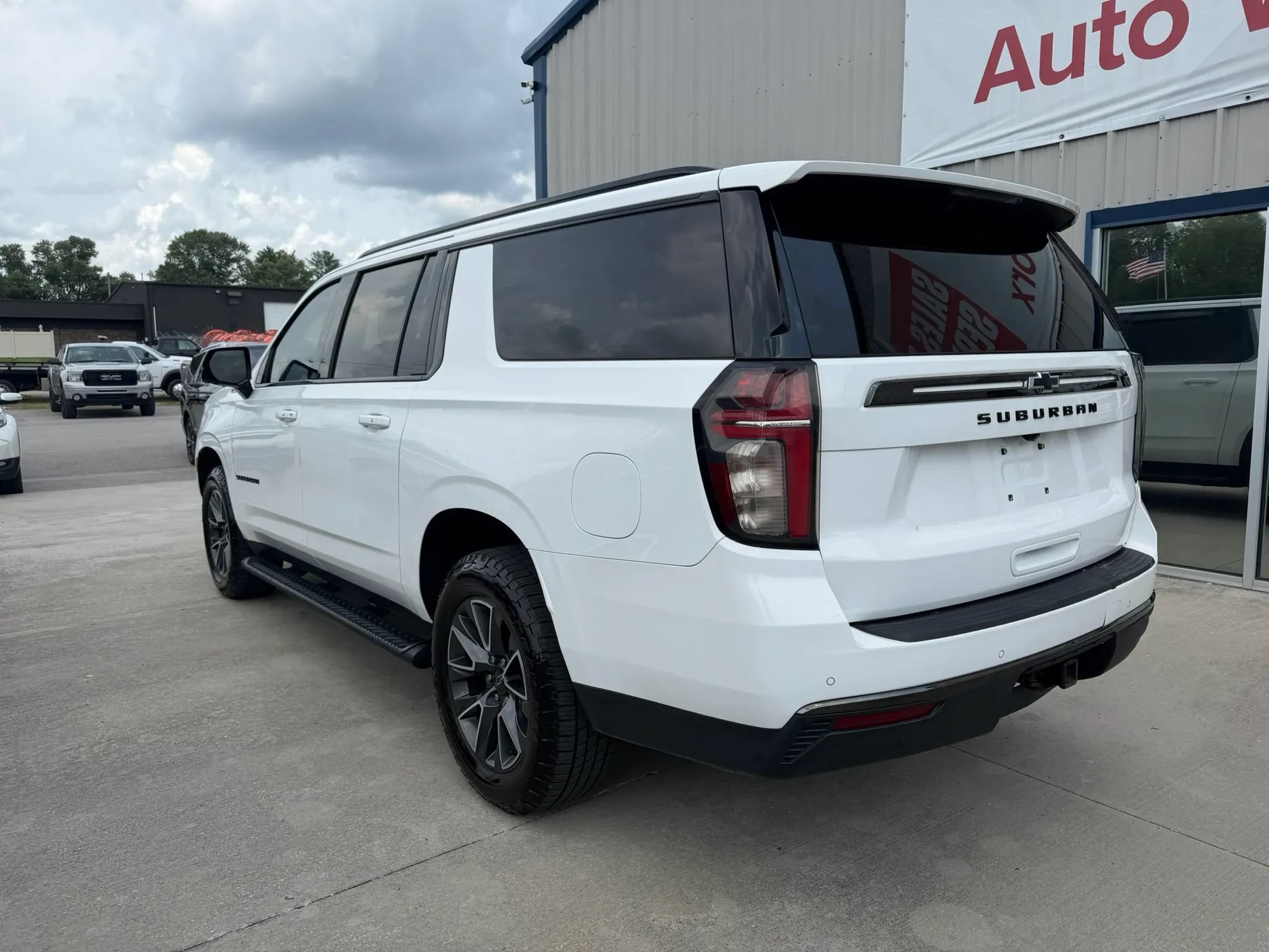 Used 2021 Chevrolet Suburban Z71 w/ Luxury Package AWD/4WD image 19