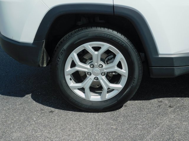 Used 2024 Jeep Compass Latitude image 11