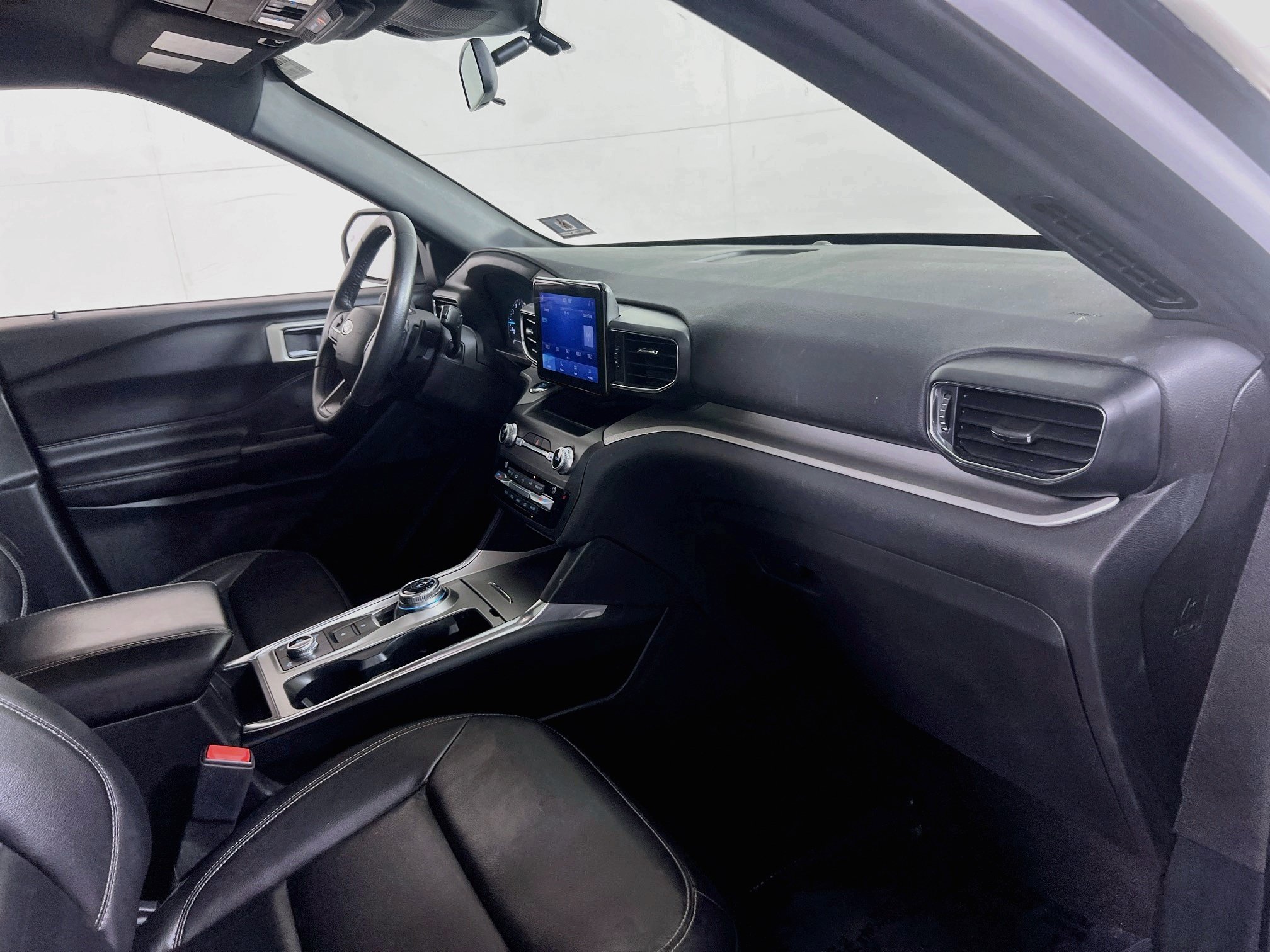 Used 2020 Ford Explorer XLT w/ Equipment Group 202A AWD/4WD image 30