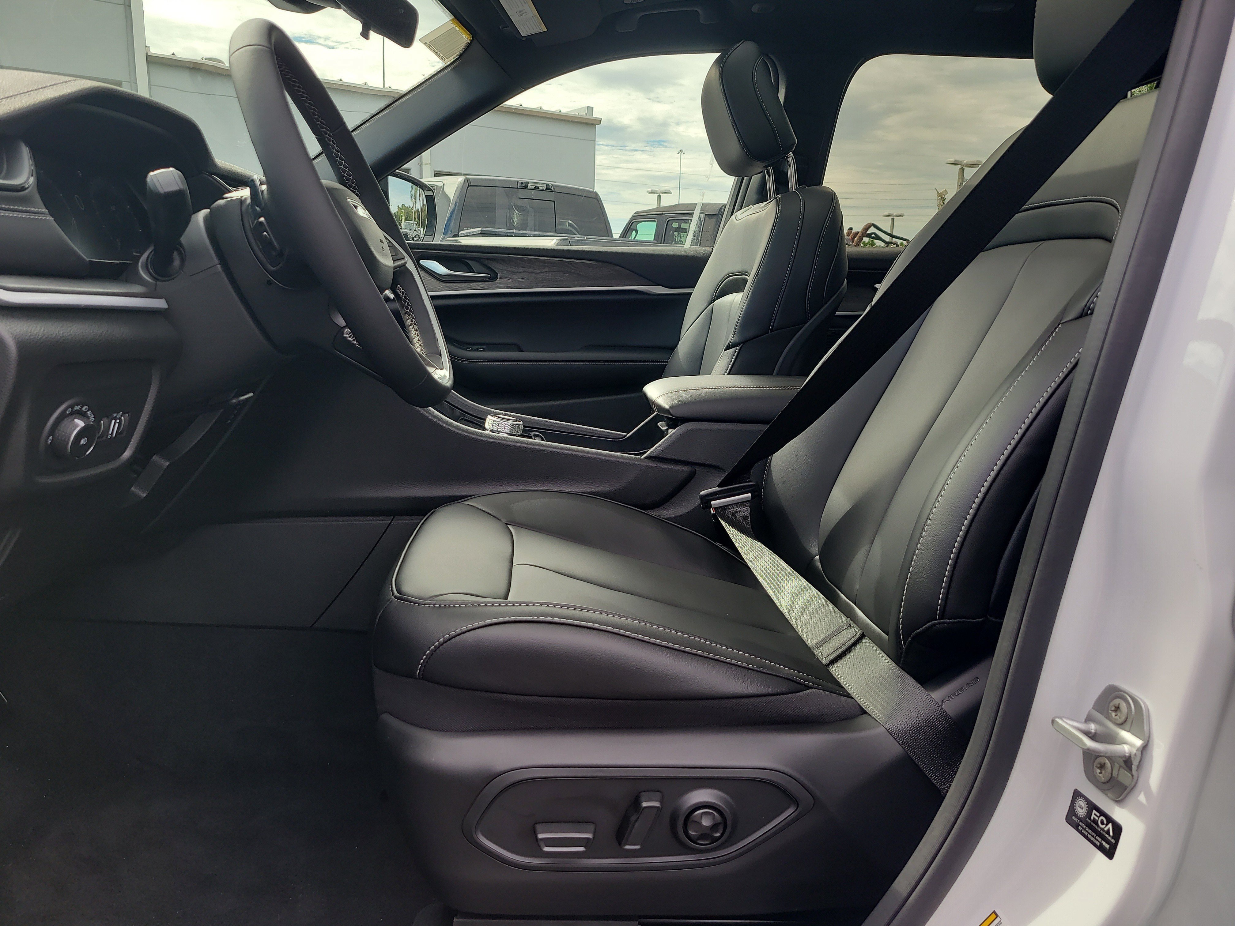 New 2027 Jeep Grand Cherokee L Limited RWD image 14