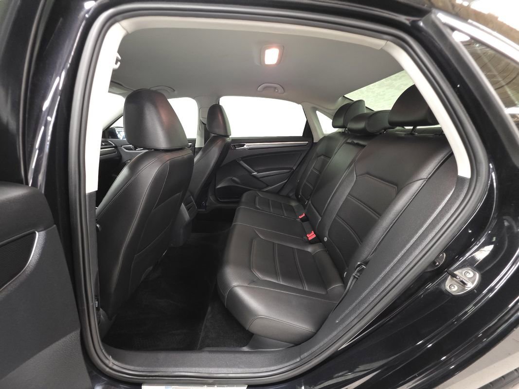 Used 2017 Volkswagen Passat 1.8T R-Line w/ R-Line Lighting Package image 10