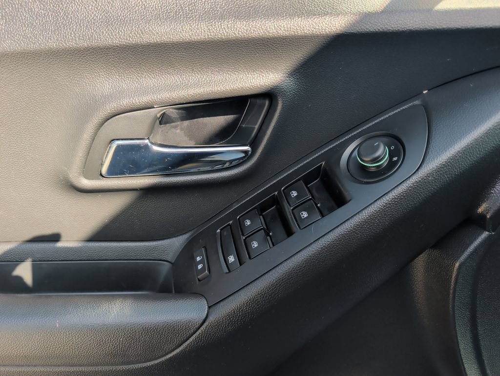 Used 2020 Chevrolet Trax LS w/ Tint and Cruise Package FWD image 10
