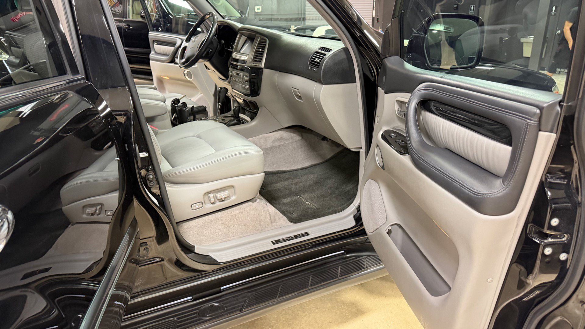 Used 2007 Lexus LX 470 4WD w/ Limited Edition image 31