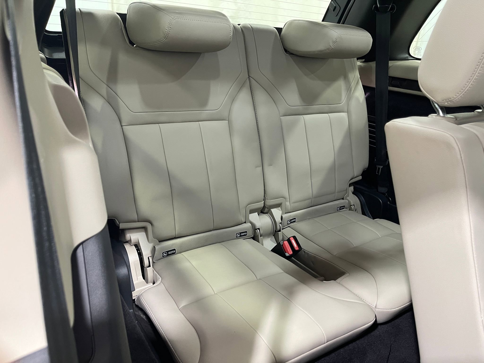 Used 2020 Land Rover Discovery Landmark AWD/4WD image 32