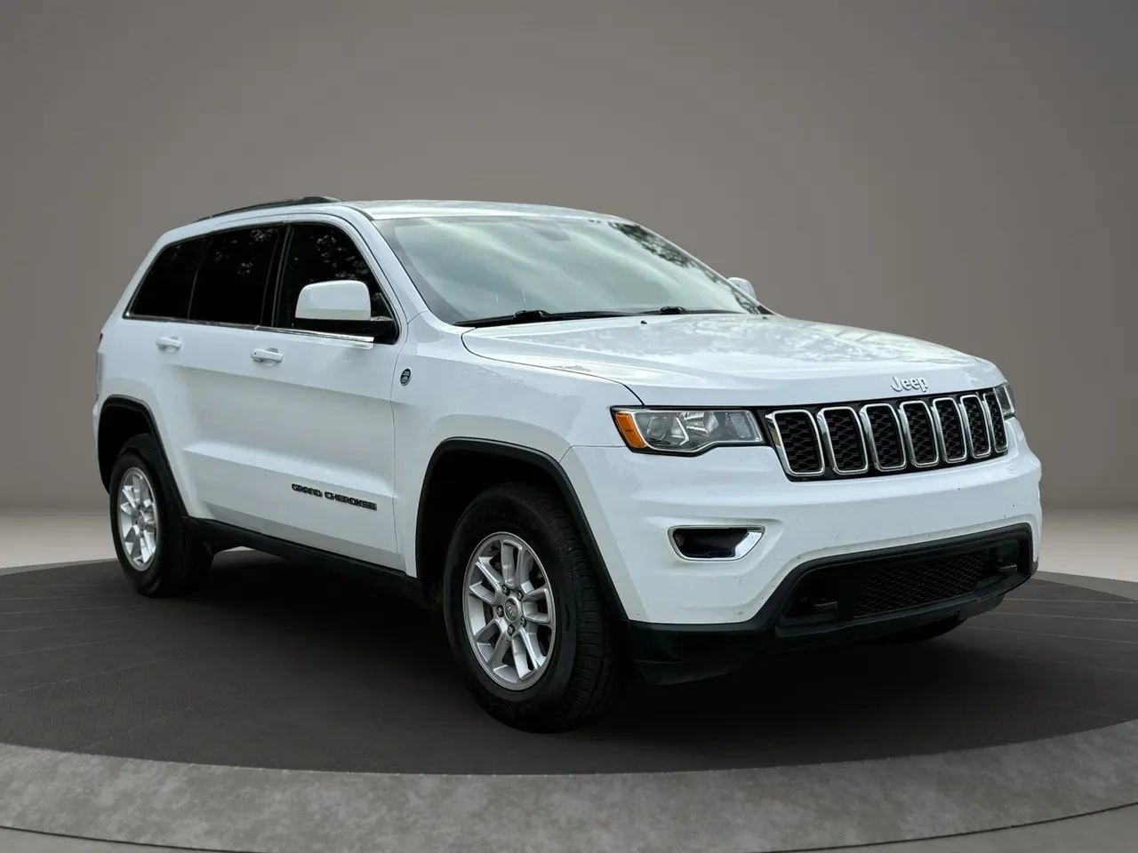 Used 2019 Jeep Grand Cherokee Laredo AWD/4WD image 3