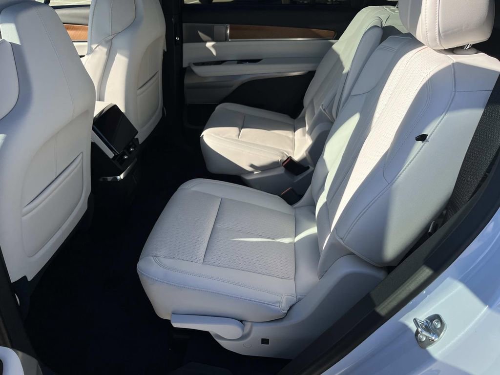 New 2026 Cadillac Vistiq Luxury image 17