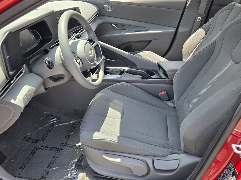 Certified 2025 Hyundai Elantra SE FWD image 10
