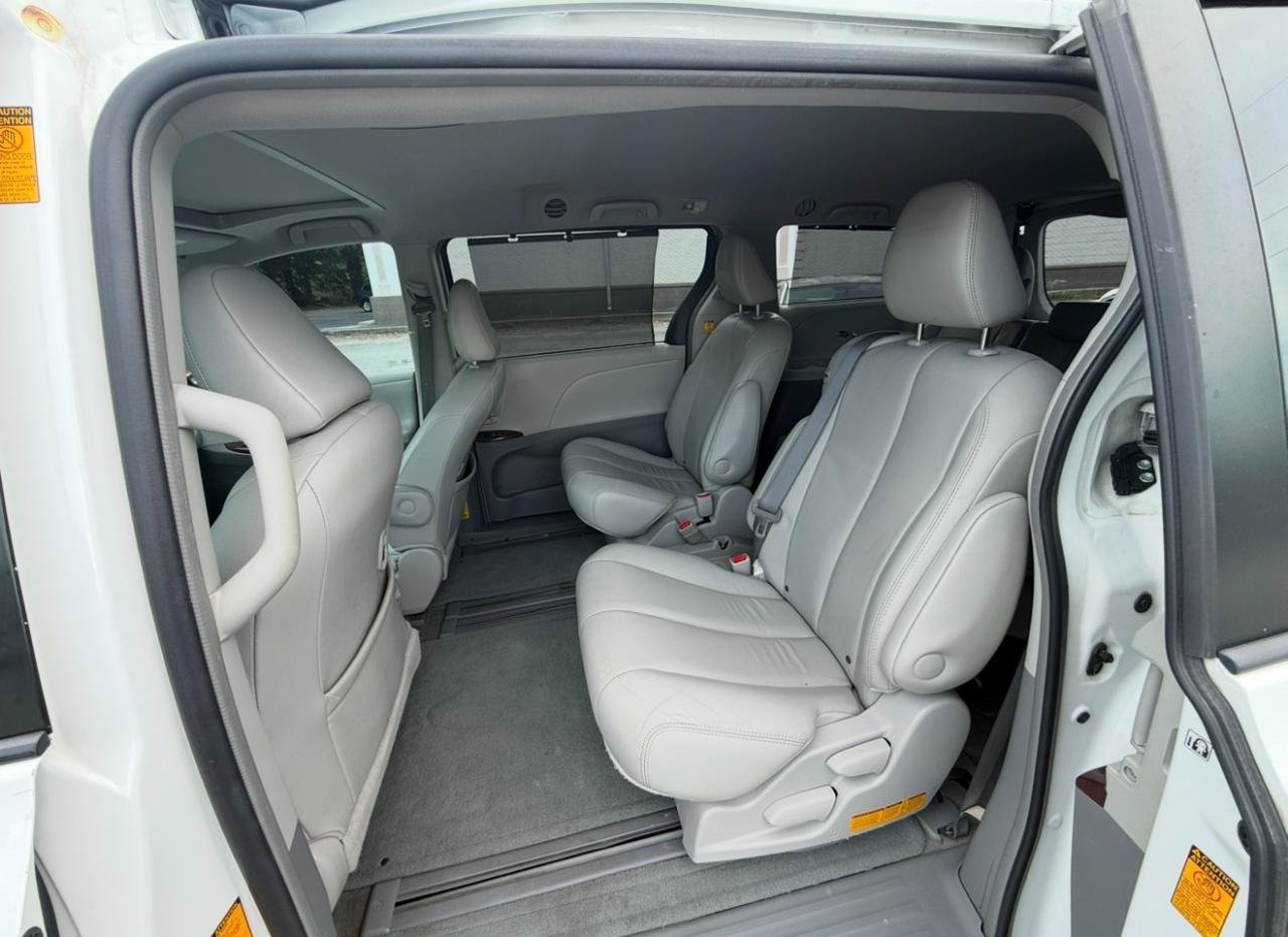 Used 2013 Toyota Sienna XLE FWD image 23
