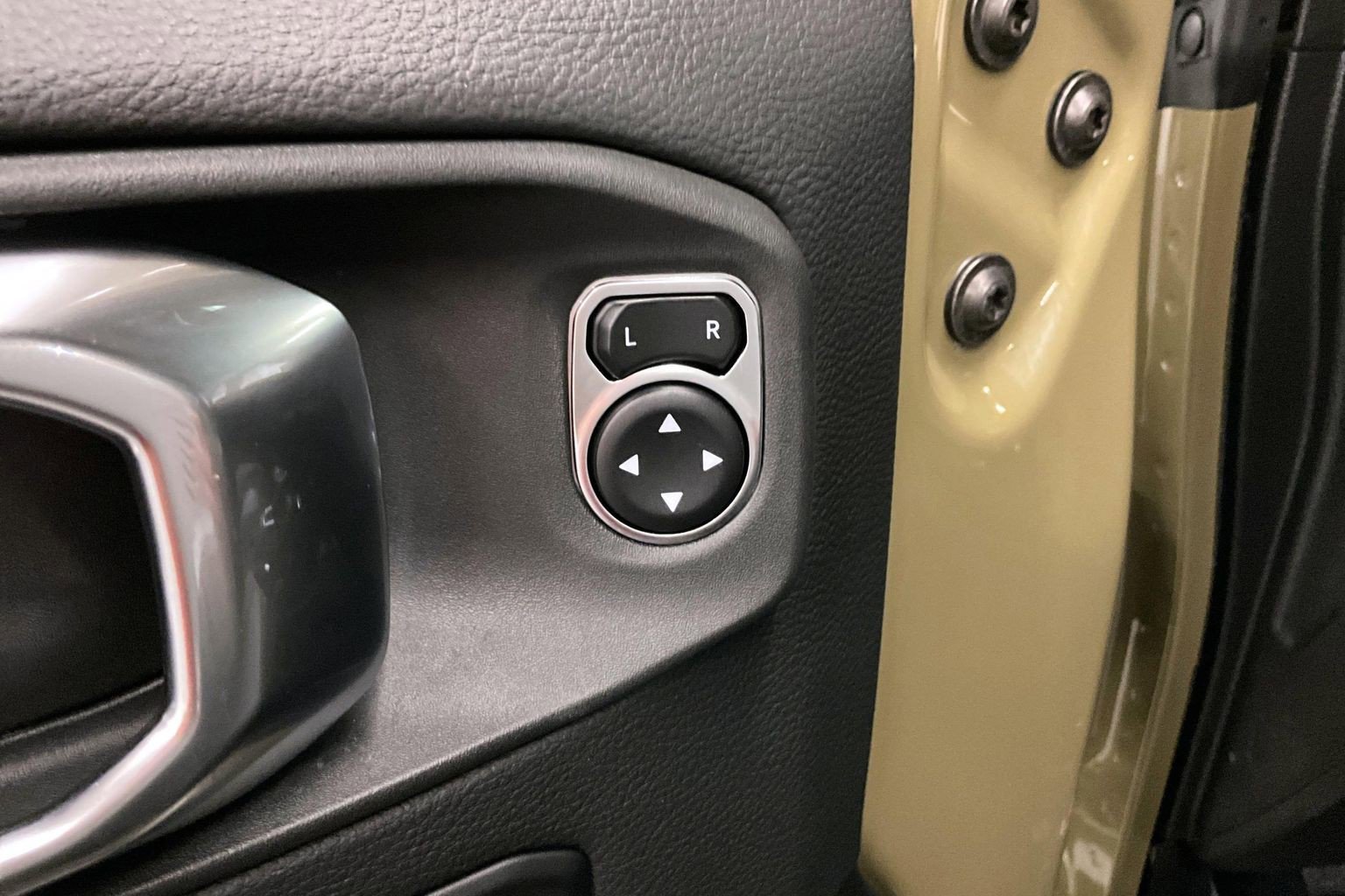 Used 2025 Jeep Gladiator Mojave AWD/4WD image 39