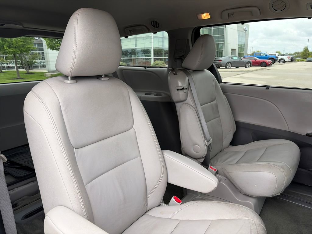 Used 2015 Toyota Sienna XLE w/ XLE Navigation Package FWD image 32
