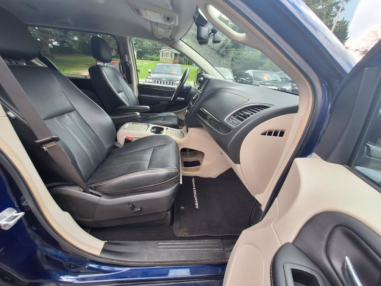 Used 2015 Chrysler Town & Country Touring-L w/ Driver Convenience Group image 35