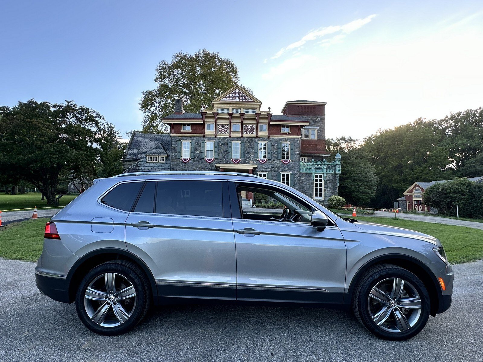 Used 2020 Volkswagen Tiguan SEL AWD/4WD image 12