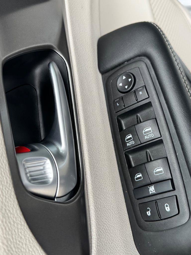 Used 2024 Chrysler Pacifica Touring-L image 28