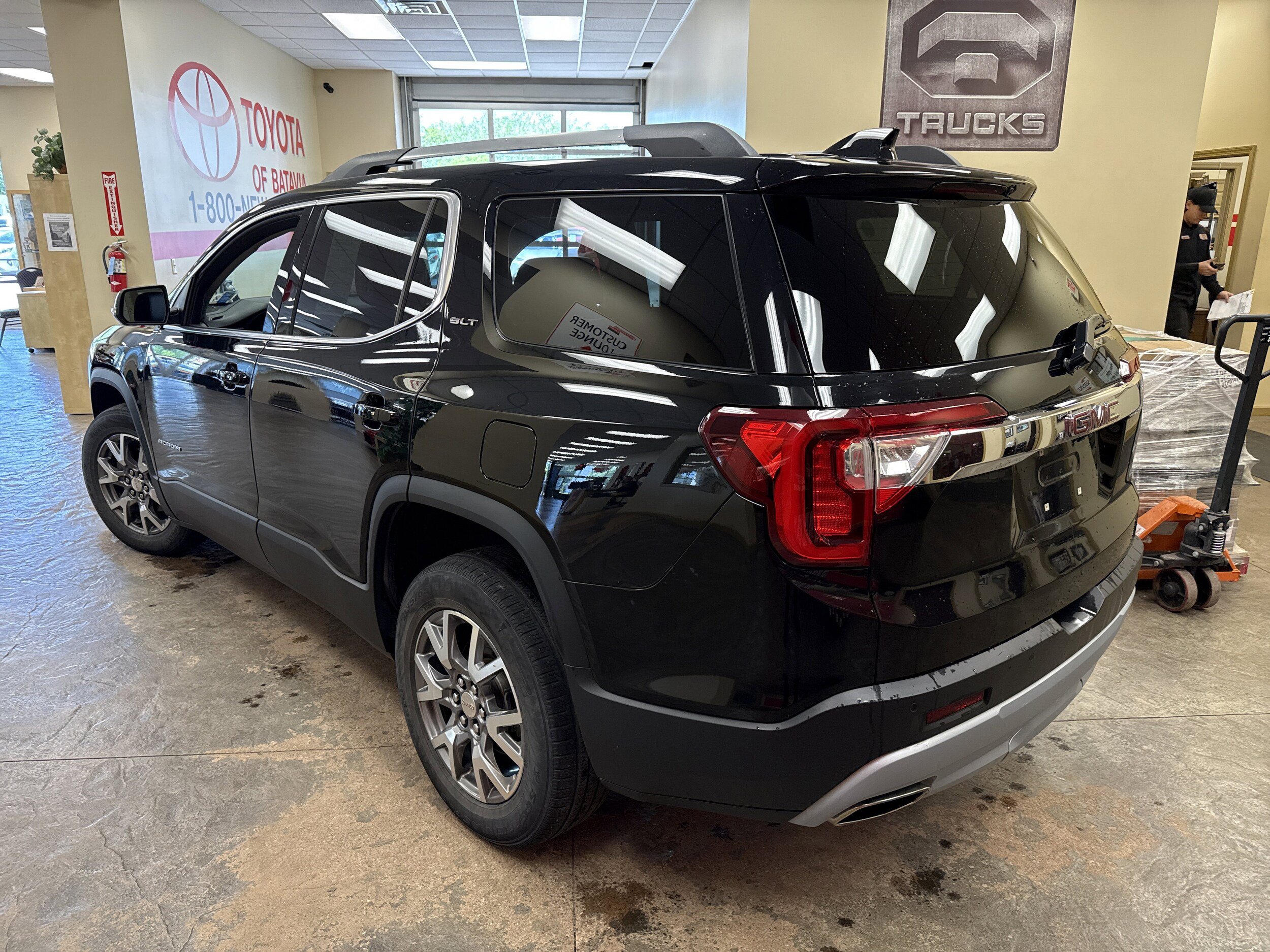 Used 2020 GMC Acadia SLT w/ Driver Alert Package II AWD/4WD image 8