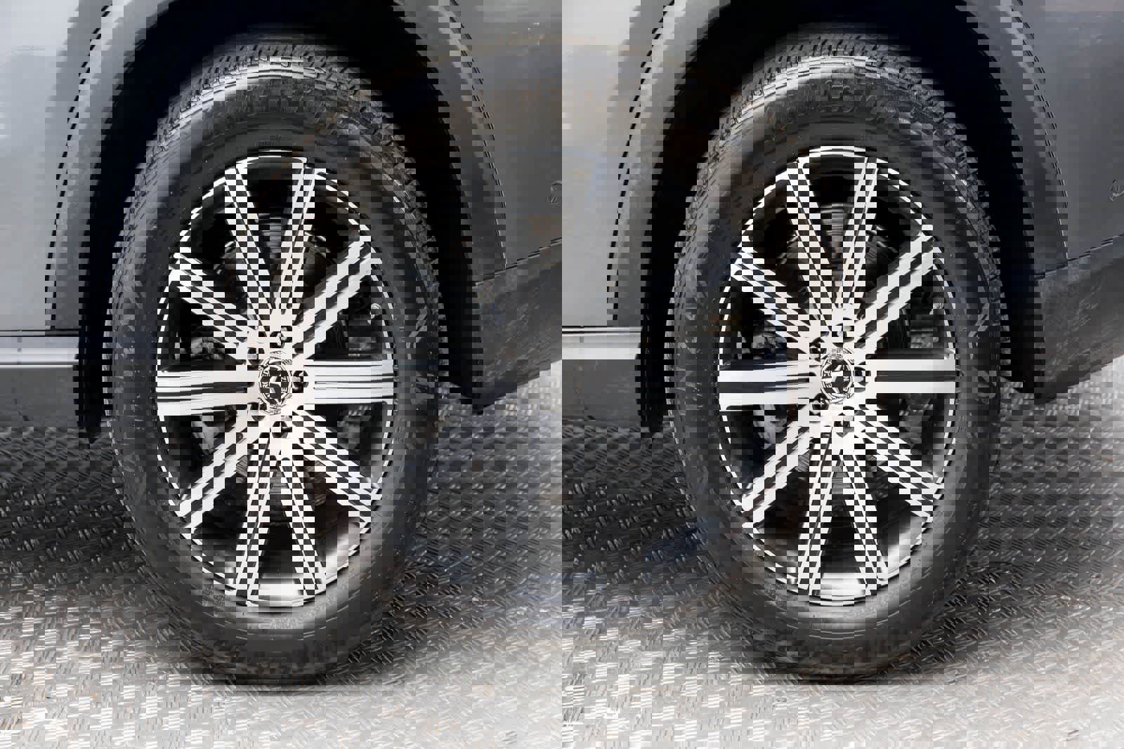 Used 2025 Mercedes-Benz GLE 450e 4MATIC w/ Driver Assistance Package image 48