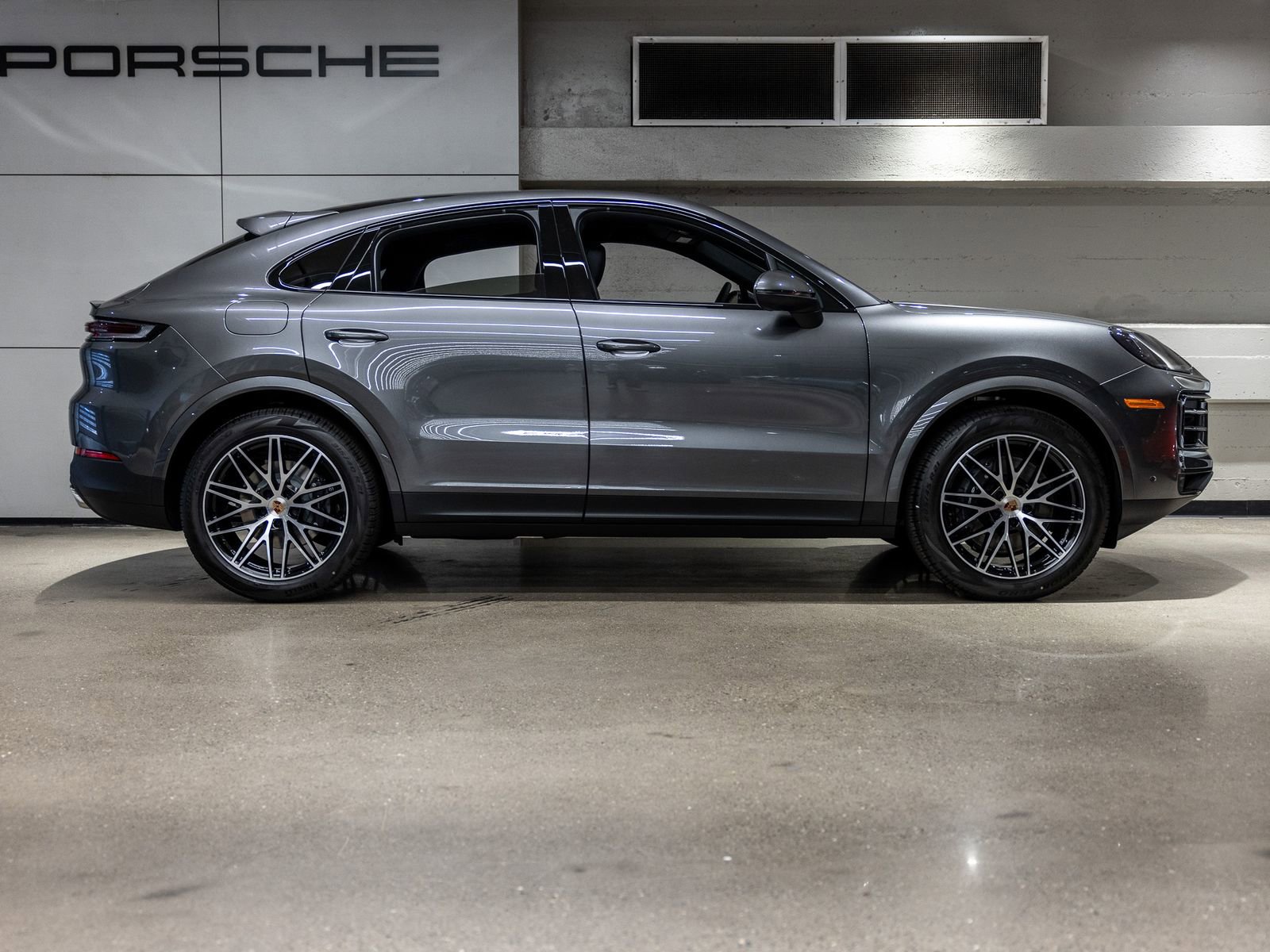 Certified 2025 Porsche Cayenne Coupe AWD/4WD image 9